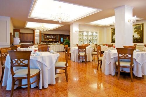 Reštaurácia alebo iné gastronomické zariadenie v ubytovaní Mercure Parma Stendhal