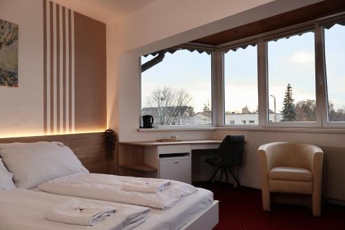 En eller flere senge i et værelse på Hotel Amadeus