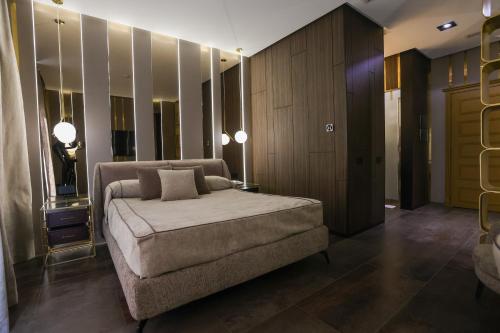 a bedroom with a large bed and a wall of mirrors at Hotel Art Al Boschetto in Castel Volturno