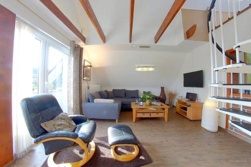 a living room with a couch and a table at KA8 Beim Wattn Fischer in Wremen