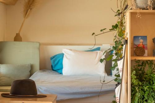a bedroom with a bed with a hat on a table at אוטובוס בכרם in Mitzpe Ramon