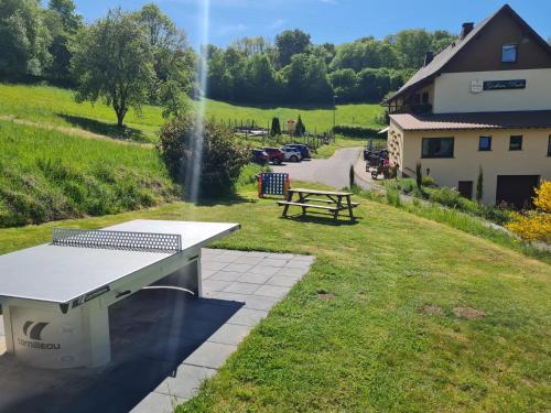 a picnic table in the grass next to a building at Gasthaus Paula in Üdersdorf