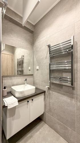 Modern 2BR Garden Apartment in Faliro Sleeps 5