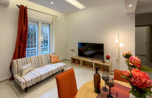 Modern 2BR Garden Apartment in Faliro Sleeps 5