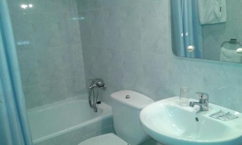 Ένα μπάνιο στο Hostal Ávila