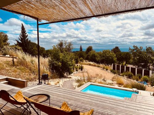 Plein Soleil في Félines-Minervois: شرفة بها كرسيان ومسبح
