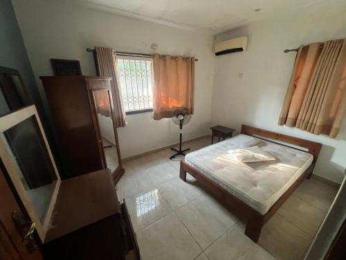 Llit o llits en una habitació de Freetown's most comfortable