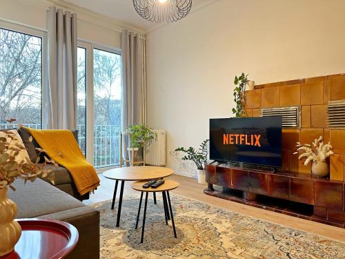 Spacious bright cozy 2BDR fast Wi-Fi next to Park