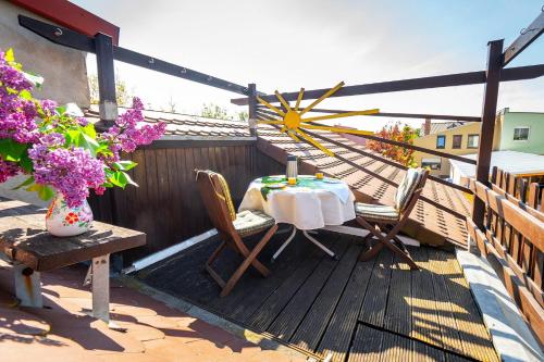 a patio with a table and chairs on a deck at An der Postmeilensäule in Lübbenau