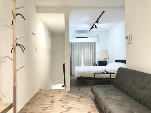 Direct access to Kansai Airport, 3-minute walk to Nishi-Kujo Station, USJ 2 stations, Umeda, Shinsaibashi, Namba, Kyocera, good access, whole building rental