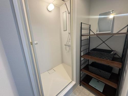 Direct access to Kansai Airport, 3-minute walk to Nishi-Kujo Station, USJ 2 stations, Umeda, Shinsaibashi, Namba, Kyocera, good access, whole building rental