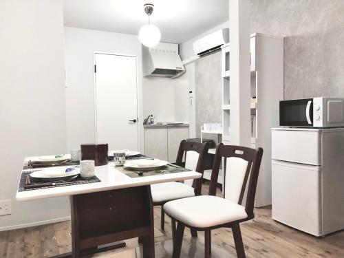 Direct access to Kansai Airport, 3-minute walk to Nishi-Kujo Station, USJ 2 stations, Umeda, Shinsaibashi, Namba, Kyocera, good access, whole building rental