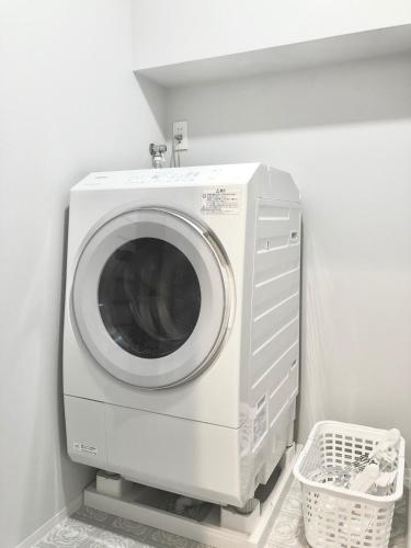 Direct access to Kansai Airport, 3-minute walk to Nishi-Kujo Station, USJ 2 stations, Umeda, Shinsaibashi, Namba, Kyocera, good access, whole building rental
