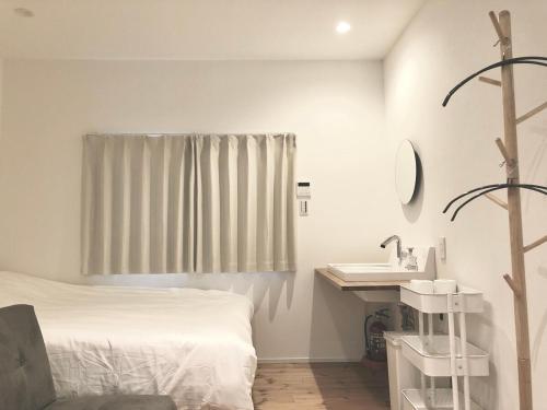Direct access to Kansai Airport, 3-minute walk to Nishi-Kujo Station, USJ 2 stations, Umeda, Shinsaibashi, Namba, Kyocera, good access, whole building rental