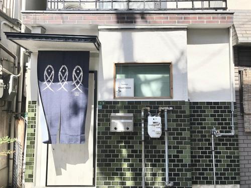 Direct access to Kansai Airport, 3-minute walk to Nishi-Kujo Station, USJ 2 stations, Umeda, Shinsaibashi, Namba, Kyocera, good access, whole building rental