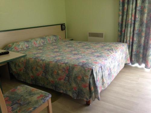 une chambre avec un lit et un bureau et un lit sidx sidx sidx dans l'établissement Le Boudes la vigne, à Boudes