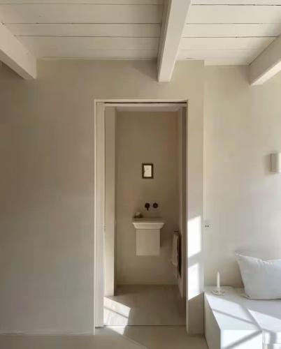a white hallway with a sink in a room at Maison 1882 in Hauwert