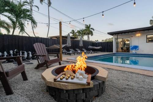a fire pit in a yard next to a pool at Hollywood Heated Pool Mini Golf Unique VR Room in Hollywood