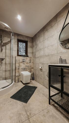 ein Badezimmer mit Badewanne, Toilette und Waschbecken in der Unterkunft Bliżej do nieba in Istebna