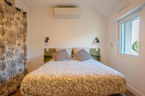 a bedroom with a bed and a window at L'Appart de Rohan - Centre de Pontivy in Pontivy
