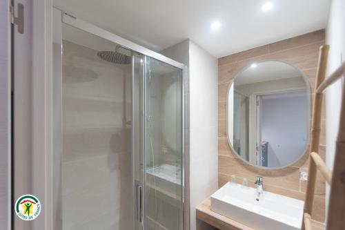 a bathroom with a shower and a sink and a mirror at Gîte la Planta de Cossey 2 in Claix
