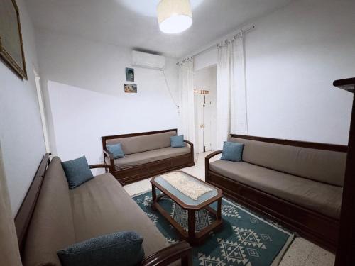 a living room with couches and a table at Appartement Ettahrir in Tunis