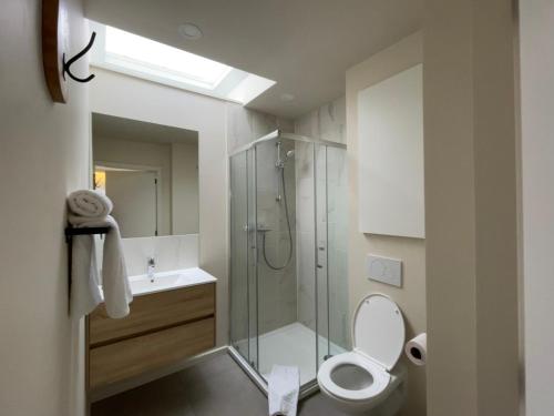 a bathroom with a shower and a toilet and a sink at Rooms Brussels Airport- 'The Good Place' in Zaventem