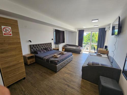 un soggiorno con un letto e un divano di Villa Natali 2 a Ohrid