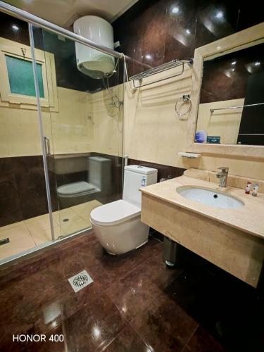a bathroom with a toilet and a sink and a shower at فندق جولدن روز Golden Rose Hotel in Jazan
