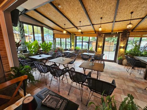 un patio vuoto con tavoli e sedie in un ristorante di Villa Natali 2 a Ohrid