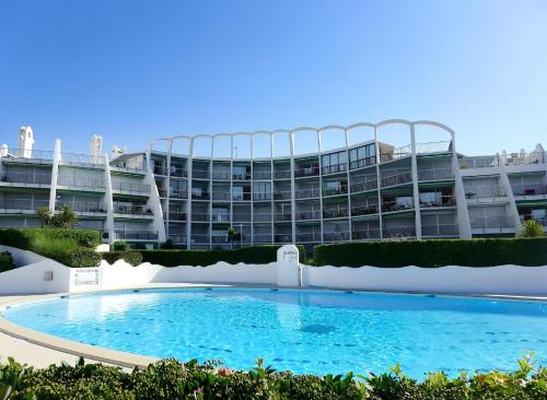 Studio 4 pers, 1ère ligne, Piscine, Vue mer latérale