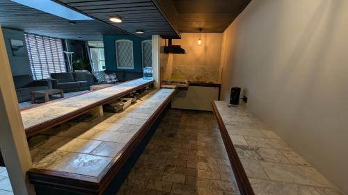 a long counter in a room with a waiting room at Gastenverblijf Zomerdijk in Meppel