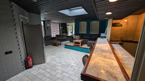 an open living room with a couch and a table at Gastenverblijf Zomerdijk in Meppel