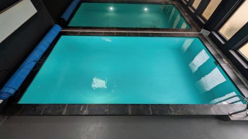 an overhead view of a swimming pool in a building at Gastenverblijf Zomerdijk in Meppel