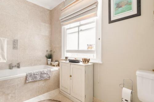 Double bedroom in homely, 5 bedroom family house by the river in Fulham photo 23