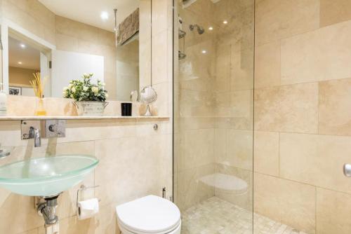 Double bedroom in homely, 5 bedroom family house by the river in Fulham photo 21