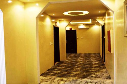 a hallway of an office with a hallwayngthngthngthngthngthngthngthngth at اجواء المساء للشقق المخدومة in Wadi Al Dawasir