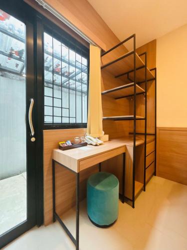 a room with a desk and a book shelf at Saptama Living in Citaringgul 1