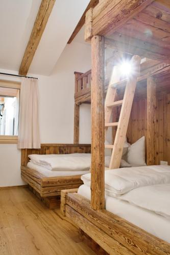 a room with four bunk beds in a room at Chalet Schernthann in Salvenberg