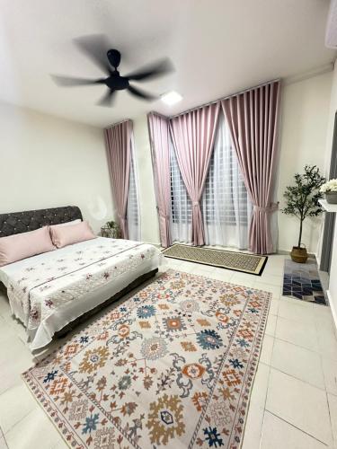 a bedroom with a bed and a ceiling fan at Voila PD Homestay in Lukut