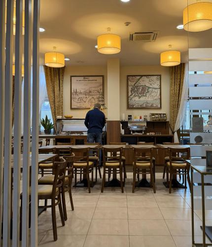 Oaspeți care stau la Memel Hotel