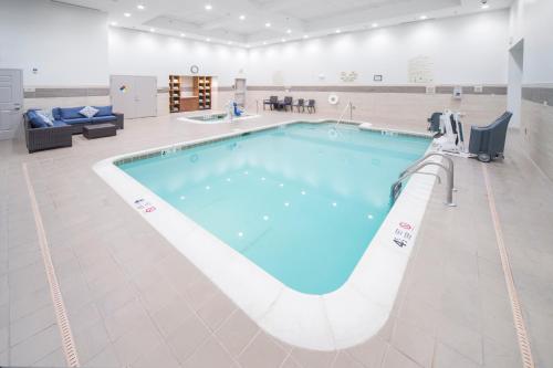 a large swimming pool in a waiting room at Hilton Garden Inn Clifton Park in Clifton Park