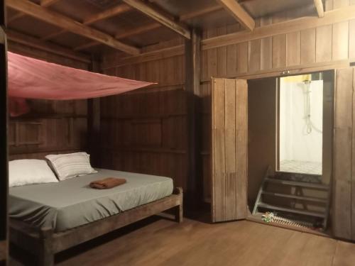 En eller flere senge i et værelse på Sconvolt Homestay