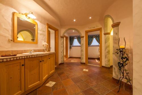 La salle de bains est pourvue d'un lavabo et d'un miroir. dans l'établissement Hotel Tolderhof, à San Candido