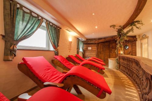 Ein Sitzbereich in der Unterkunft Hotel Tolderhof