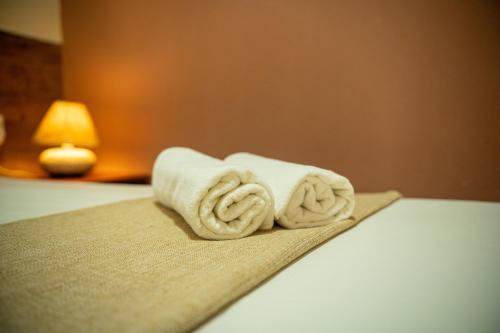 a towel with two folded towels on a bed at Pousada Sitio Araça in São Miguel dos Milagres