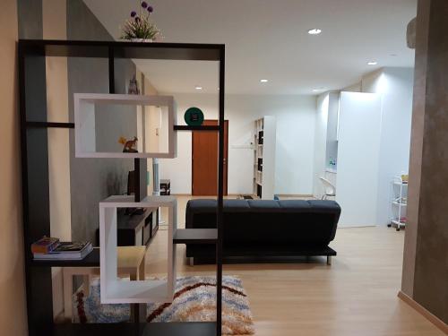 salon z czarną kanapą i lustrem w obiekcie 118 Suite w mieście George Town