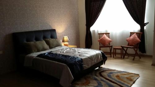 sypialnia z łóżkiem i krzesłami oraz oknem w obiekcie 118 Suite w mieście George Town