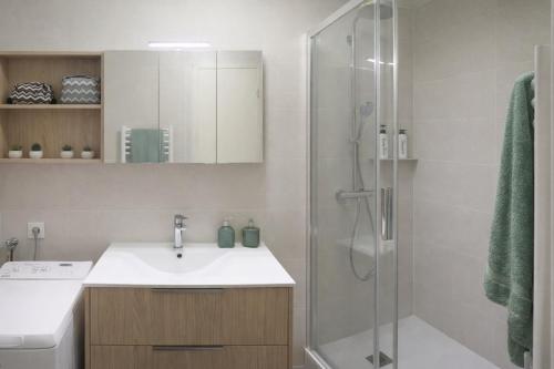 a bathroom with a sink and a shower at Le refuge Marin - Mer, Piscine, tennis & Loisirs à 2 pas in Cabourg