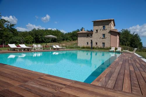 a large swimming pool in front of a building at Agriturismo Colle Casini Cortesi in Caldarola
